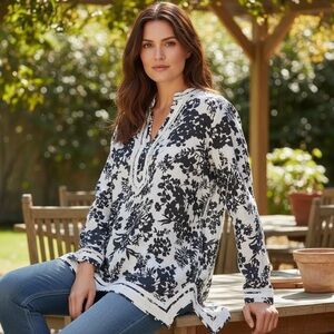 Malvin Blue and White Floral‎ Linen Top size 8 navy blue and white